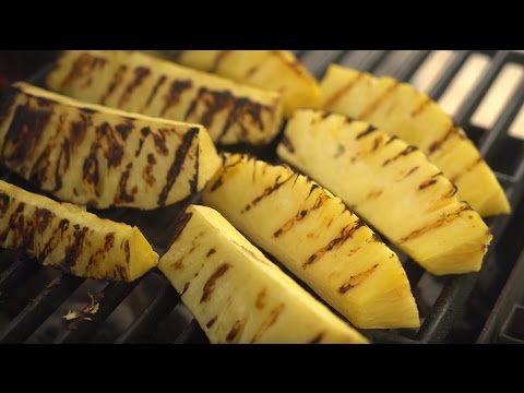 Видео: Ананасы на гриле под пряной карамелью