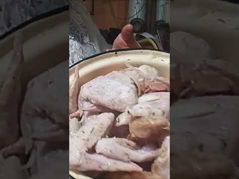 Видео: Сын убирает морковь и свеклу, а я мариную крылышки и свинину на шашлык.