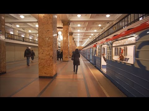 Видео: Russia, Moscow, metro ride from Чи́стые пруды́ (Chistyye Prudy) to Комсомо́льская (Komsomolskaya)