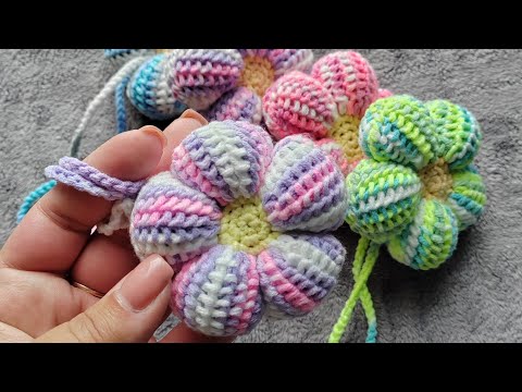 Видео: ЦВЕТОЧЕК-ОБВЕС НА СУМОЧКУ ИЛИ РЮКЗАК 👍 Полный мастер-класс 🫶 #crochet #diy #handmade #вязание