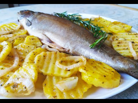 Видео: Запечённая форель с картофелем в духовке.