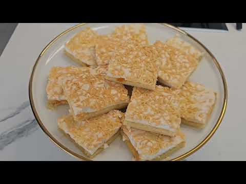 Видео: Пирожные Каракумы — вкуснейший тертый пирог с джемом и безе.