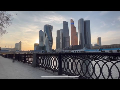 Видео: Прогулка по набережной Москвы - реки на самокате. Часть 2. МОСКВА-сити