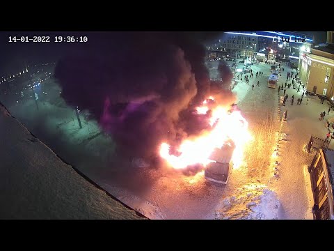 Видео: В Петрозаводске сгорел автобус