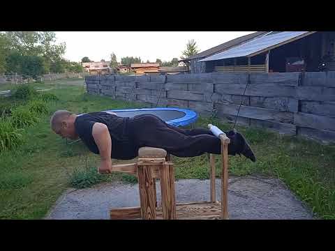 Видео: самодельный тренажёр из дерева для спины.