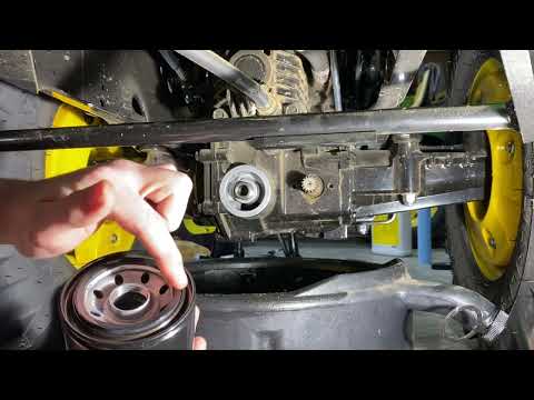 Видео: Замена гидравлической жидкости в трансмиссии John Deere серии X700