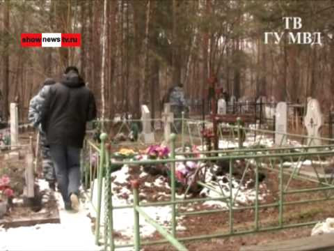 Видео: Бомж выпил всю водку на кладбище и свалил 14 надгробий