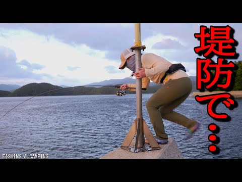 Видео: Когда женщина ловила на набережной мелкие предметы, сильные рыбы попали в нее одну за другой.