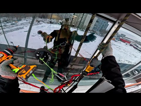 Видео: Установка створки в глухое окно Schuco. Работает ПРОМАЛЬП.