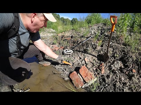 Видео: Высохшее дно старинного канала у забытой заброшки среди полей!