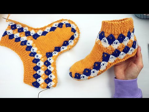 Видео: Сказочные тапочки спицами с Ромбиками. Как вязать следочки спицами на 39-40р