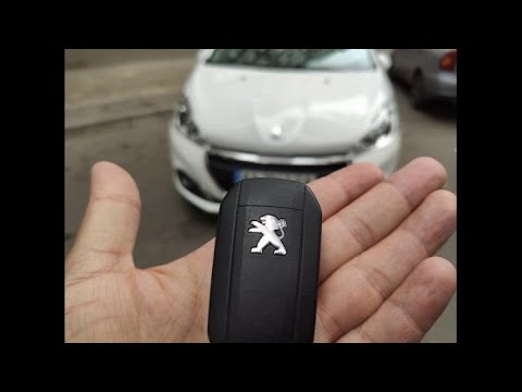 Видео: Обзор Peugeut 208  2016 года 1,2 бензин.  Впечатления от арендной машины Avis. Тест драйв, фукции