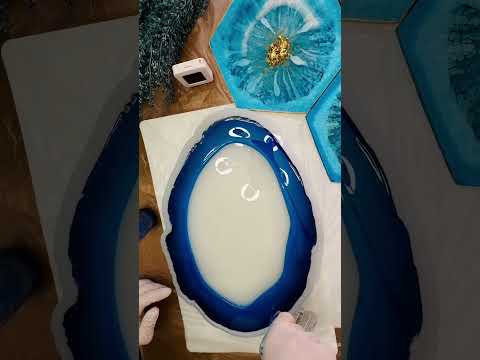 Видео: Заливка сервировочного подноса  сине-голубом цвете на жидкой смоле 