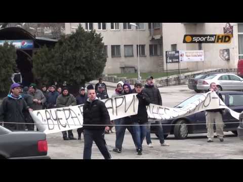 Видео: Псувни и обиди от "Торсида Етър" към играчите на Локо ГО