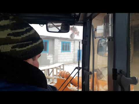 Видео: Амкодор320 пагрузка опилок.