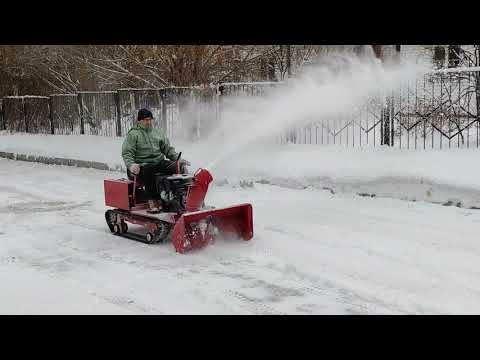 Видео: Гусеничный снегоуборщик.Очистка дороги.