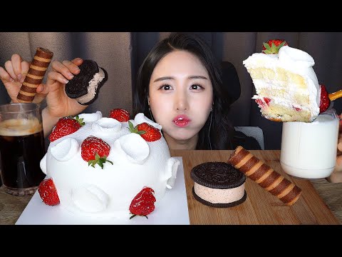Видео: ASMR Взбитые сливочные цельные пирожные с клубникой Десерт Мукбанг MukbangㅣCakes Dessert