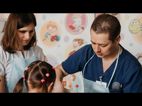 Видео: Надеваем брейсы после лечения косолапости.