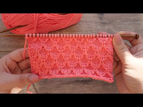 Видео: Узор «Соты из протяжек нити» спицами 🐝 Mock Honeycomb knitting pattern🌸