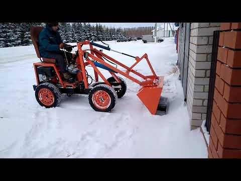 Видео: Мини погрузчик. Чистка снега.
