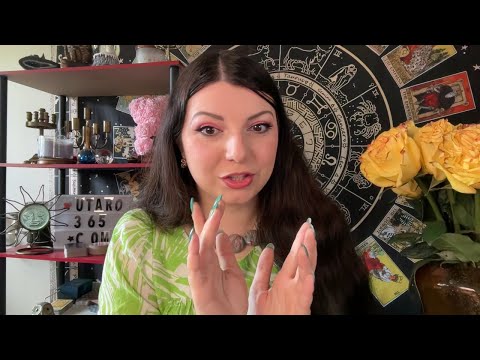 Видео: Какую женщину он любит навсегда. Таролог Юлия Петрова Прямой Эфир