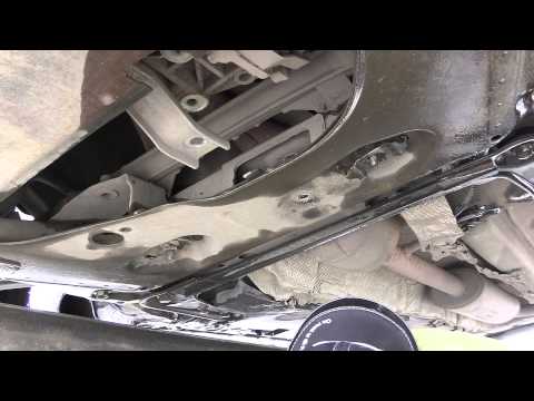 Видео: Замена нижней опоры двигателя Рено Меган 2