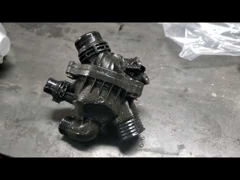 Видео: Замена водяного насоса и термостата BMW X5