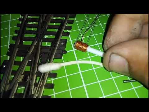 Видео: самодельный электромагнитный привод для перевода стрелки фирмы Piko