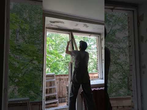 Видео: Первый этап работ по остеклению окон и установки балконного блока - демонтаж старых элементов