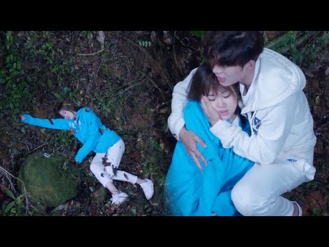 Видео: Золушка заблудилась одна и упала со склона холма. Генеральный директор грустно держал ее на руках.