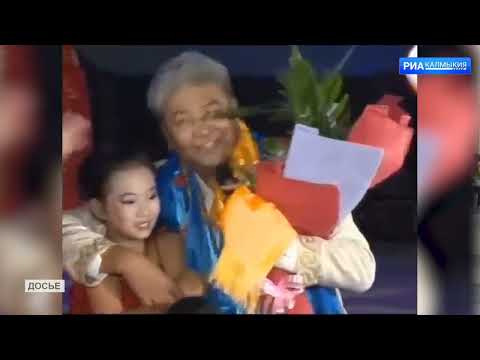 Видео: Тысячи поклонников таланта легендарного мэтра Аркадия Манджиева пришли отдать ему последние почести