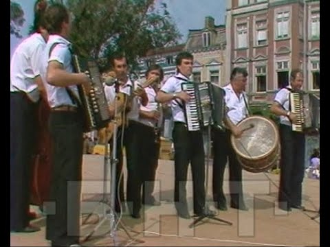 Видео: ДЕВЕТИ СЕПТЕМВРИ НА ПЛОЩАДА В РУСЕ С ОРКЕСТЪР "ХОРО" (1990)