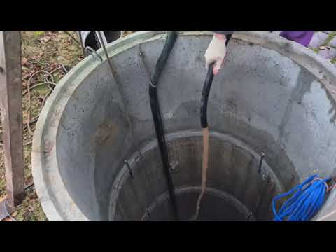 Видео: Ст.Ветерок. Подняли гнилой осиновый щит, вода пошла , соединили шахту колодца скобами. podkapaev.ru
