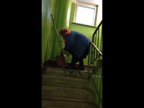 Видео: Уборка подъезда капотня 5 кварта д  25