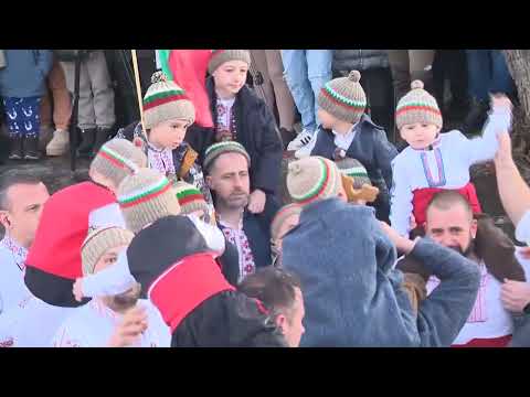 Видео: Калоферци играха ледено хоро и извадиха кръста от река Тунджа