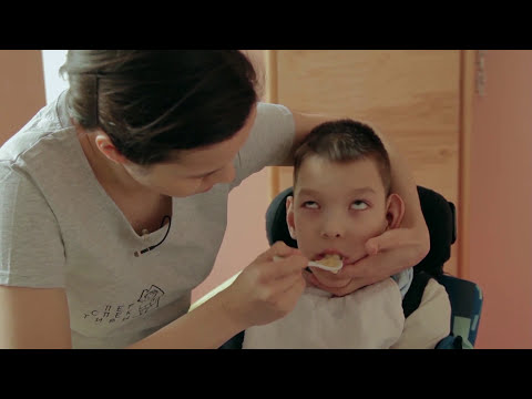 Видео: DOC Как кормить особого ребёнка: приём пищи и питьё