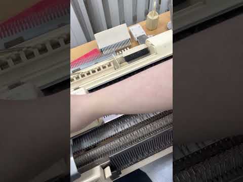 Видео: Шапка-тиковка промисловою резинкою на машині Brother