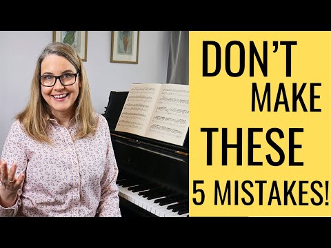 Видео: 5 ошибок, которые допускают пианисты во время занятий (и как их избежать!)