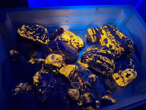 Видео: Поиск минералов с ультрафиолетовым фонарём. Содалит.