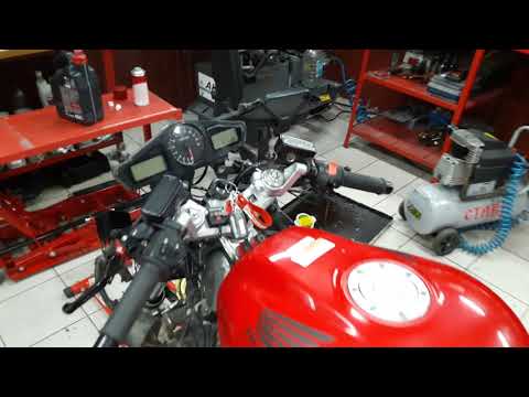 Видео: Honda VFR800 - Регулировка клапанов, замена цепей ГРМ, подготовка к сезону.