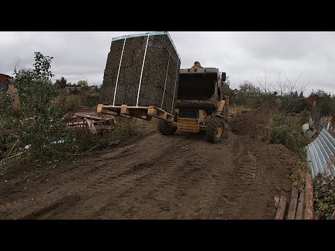 Видео: Как работать вилами ! Разгрузка поддонов с блоками.