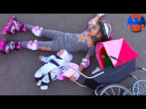 Видео: Катаемся на Роликах с Коляской и Куклой! Экстремальная Прогулка Видео для Детей