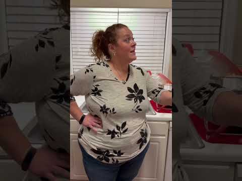 Видео: Бетани слышит, как Ларри разговаривает с Шаррой об аренде автомобиля, и сталкивается с ним.