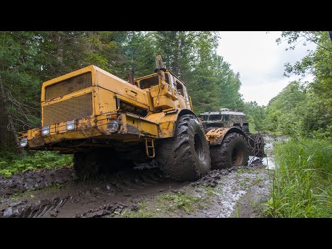 Видео: Кировец в работе. Засадили трактора в грязи.