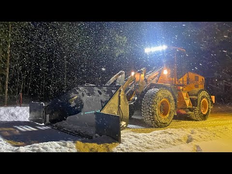 Видео: Утренняя Уборка Снега у Школы и Дома Престарелых | Ljungby L15