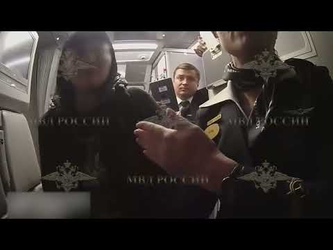 Видео: Бухая авиабарагозка побила стюарда. Real video