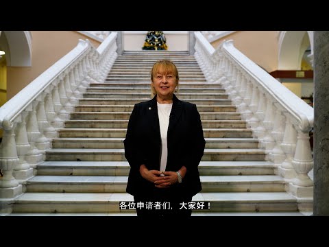 Видео: Экскурсия декана Е.Л. Вартановой по факультету журналистики