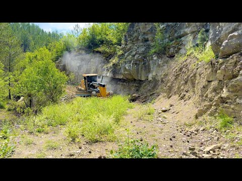 Видео: Как грейдер John Deere 670 GP ремонтирует дороги в зеленых лесах. Часть 2 #johndeere #motorgrader