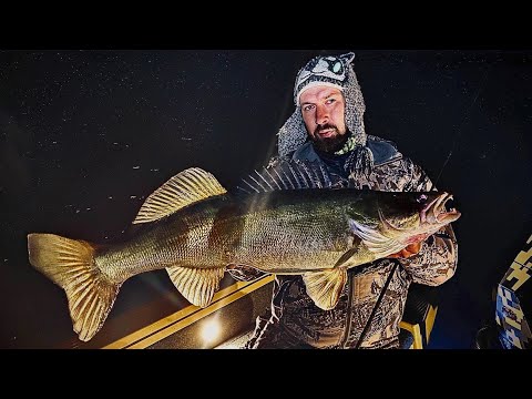 Видео: НОЧНАЯ ЛОВЛЯ трофейного СУДАКА на  джиг в Саратове. Петр Денисов