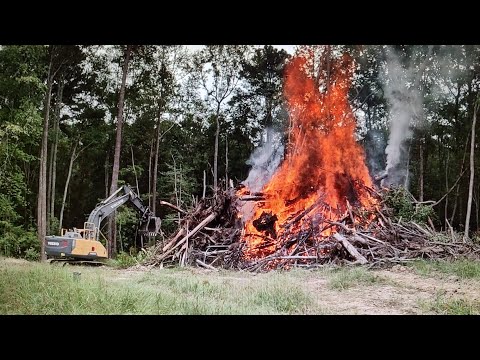 Видео: Огонь, которого вы ждали! Снова работаю над прудом на ферме